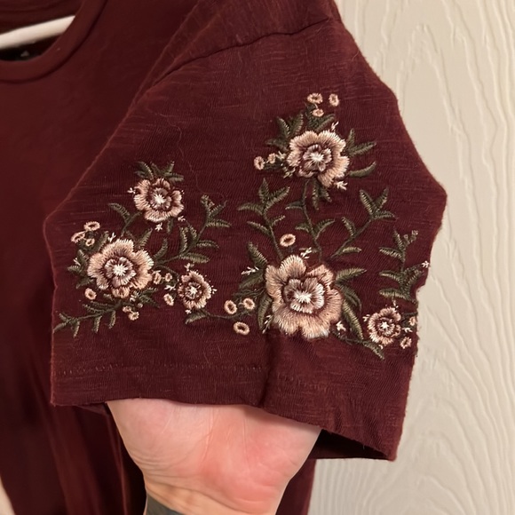 Cute t-shirt with embroidered detail - Picture 3 of 4